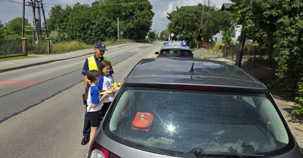 Dziś w Dobrowodzie buscy policjanci wspólnie z przedstawicielami Powiatowej Stacji Sanitarno–Epidemiologicznej w Busku – Zdroju oraz uczniami miejscowej szkoły prowadzili działania profilaktyczne. Zatrzymanym do kontroli drogowej kierowcom wręczali jabłko lub plaster cytryny.